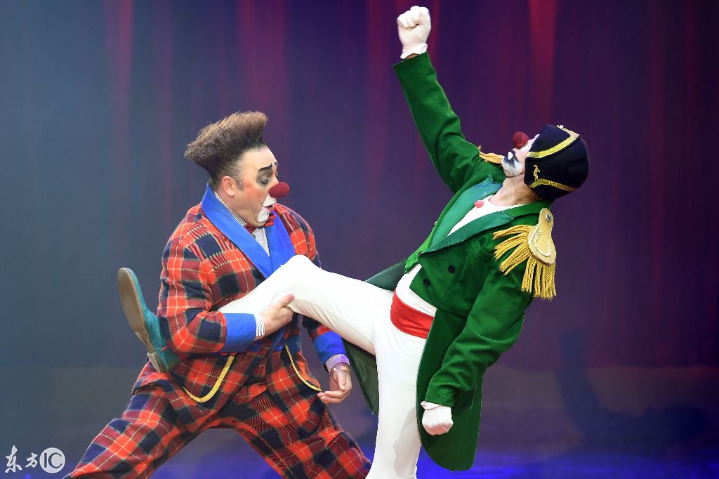(图片来自东方ic)小丑是喜剧演员之一,常见于舞台,马戏团,综艺节目