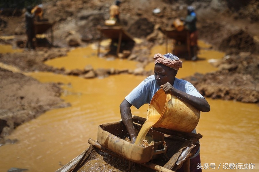 手工采矿的采矿工人,每天都要面临着中毒的危险