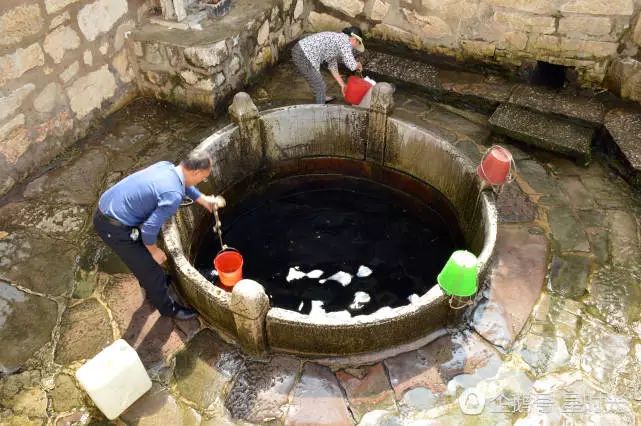 古井600年从未干枯 , 每天取水人不断