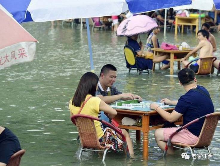 8 成都的街头随处可见搓麻将的,四川人爱打麻将是出了名的,就连到