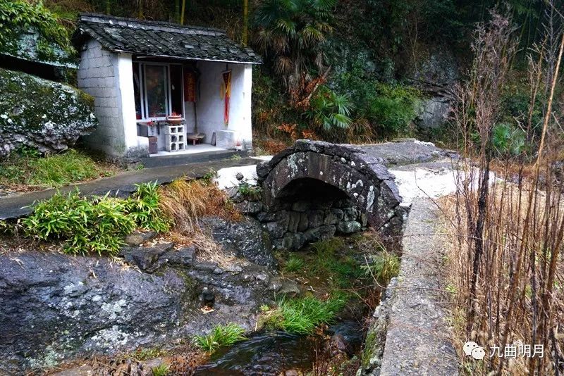 隐在冬日雨雾中的山村—兰峰村