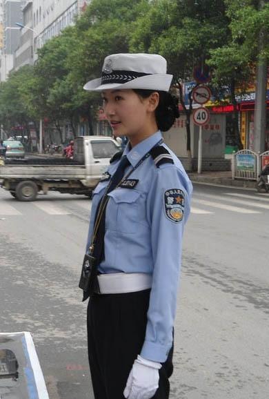 中国最美女交警,被称"小佟丽娅", 司机称因太漂亮开车