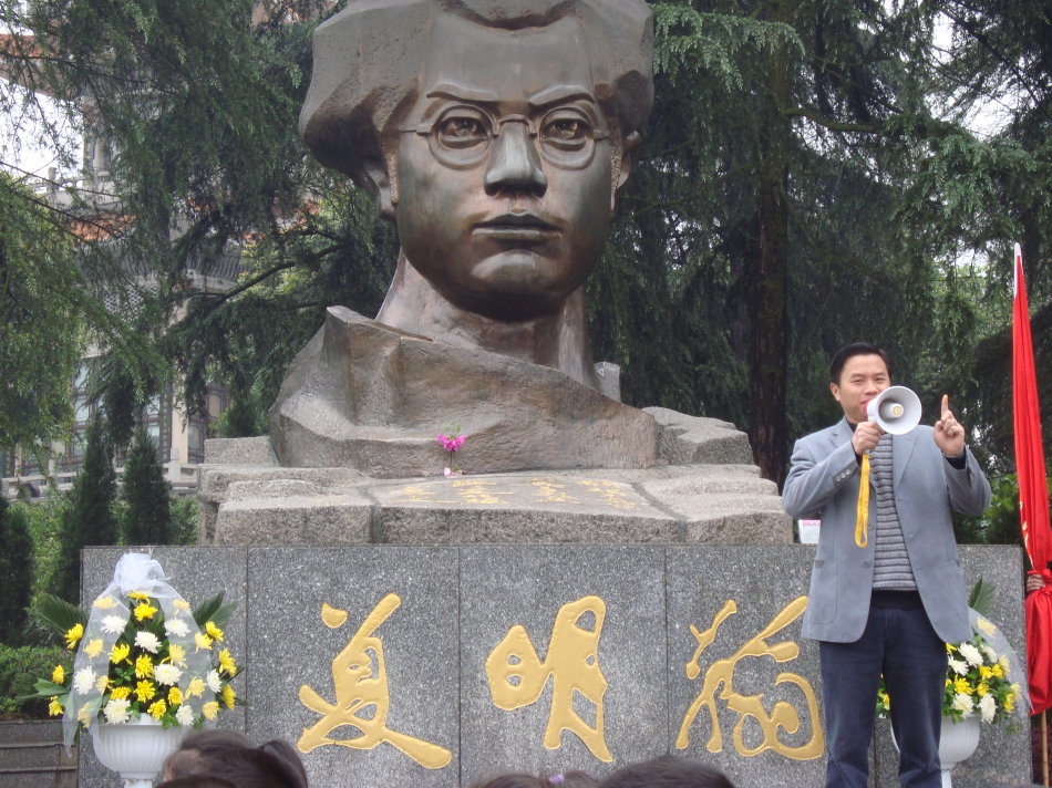 实拍夏明翰雕像和夫人郑家均墓地,鲜花常相伴,名句记心间!