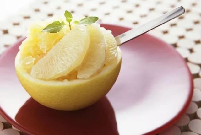 吃 法: 只吃柚子肉,就浪费了柚子皮中的橙皮苷等活性物质,这些物质可