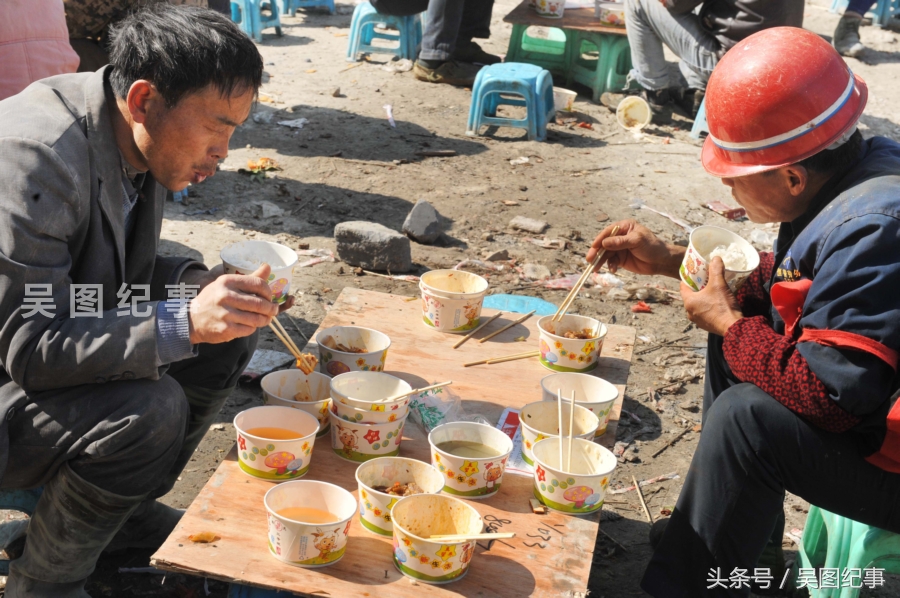 这些农民工大多数做的是苦力,脏活,可吃的东西也许离卫生监管还有很远