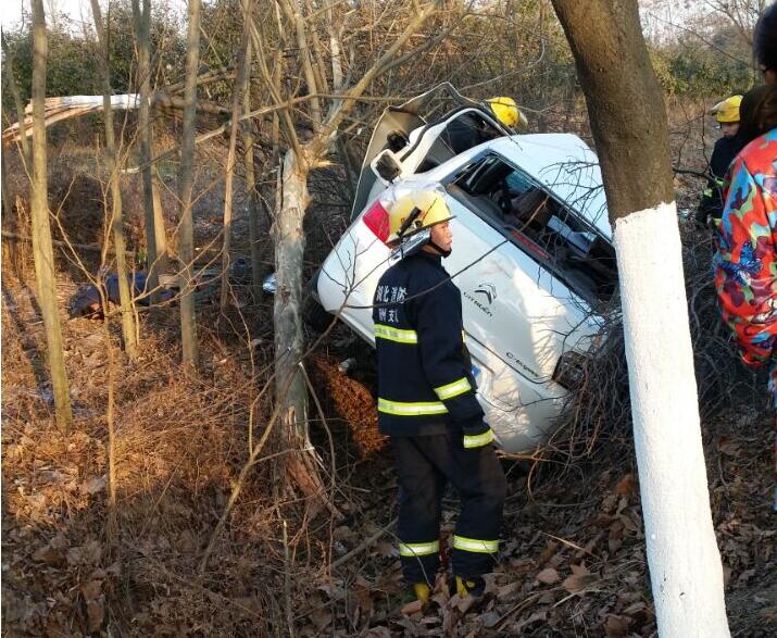 随州市炎帝大道永利山庄路牌旁发生车祸一人死亡