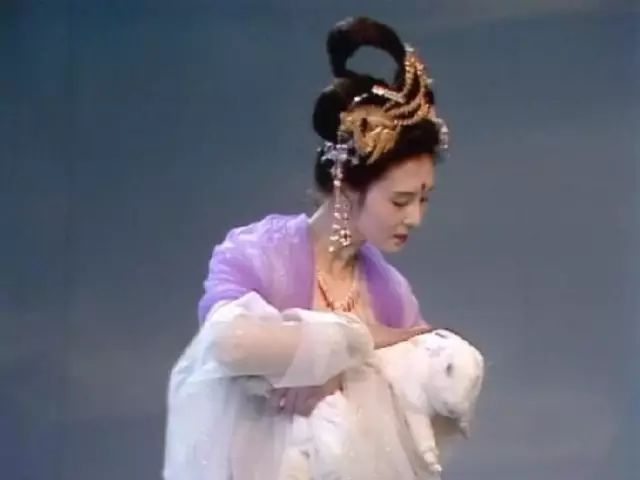 嫦娥仙子在剧中经常抱着毛茸茸的玉兔出现