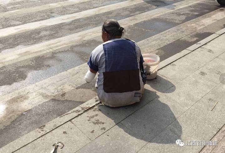 铅山街头暖心一幕!断臂老人沿街乞讨,这名女子却做了这样一件事.