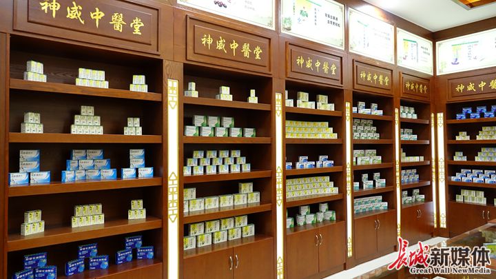 神威药业中医药文化博物馆中的中医堂展示区.记者 赵晓慧 摄