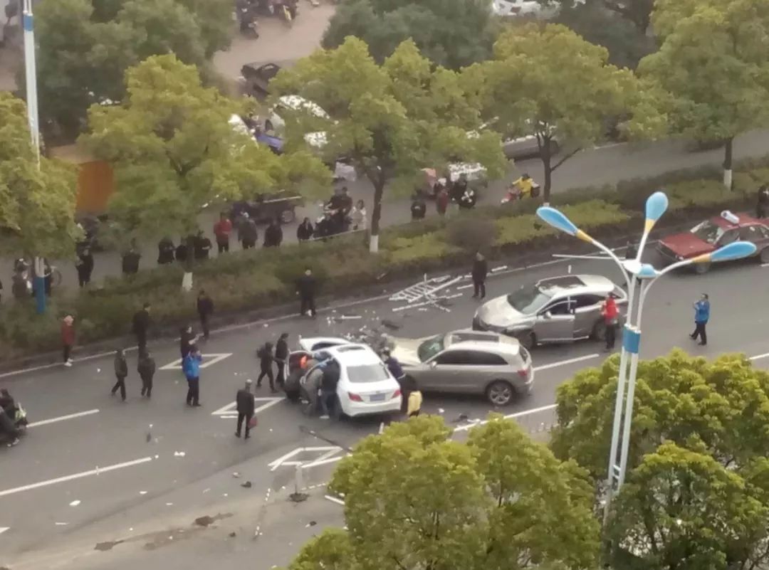 昨天下午马鞍山雨山路四车相撞现场惨不忍睹