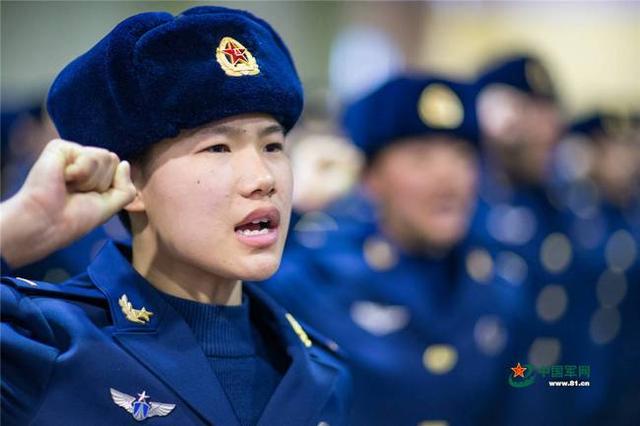 巾帼不让须眉!空军女兵在新兵连的最后一天