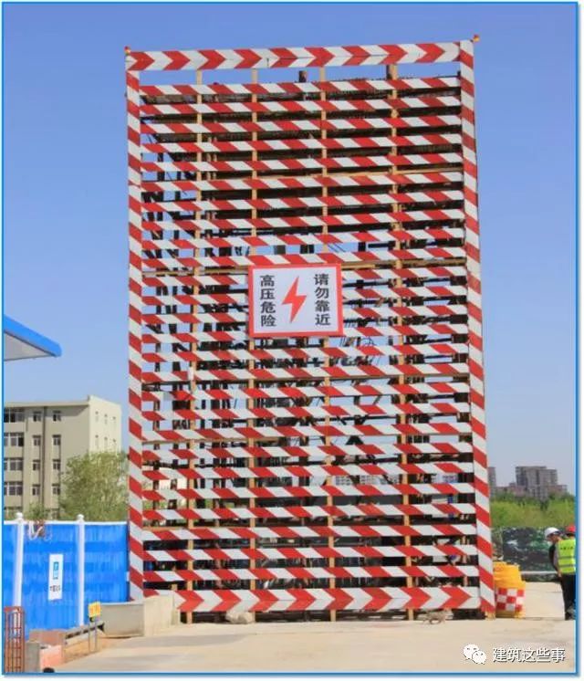 图为施工现场塔吊覆盖范围内外高压电防护设备.