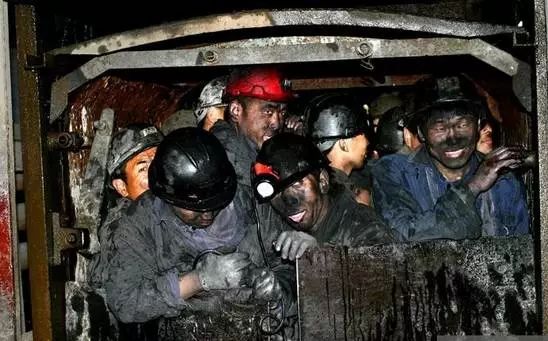 矿工辛苦 挖煤养活家人全指望煤炭能够多卖点钱矿工辛苦 生活实在太
