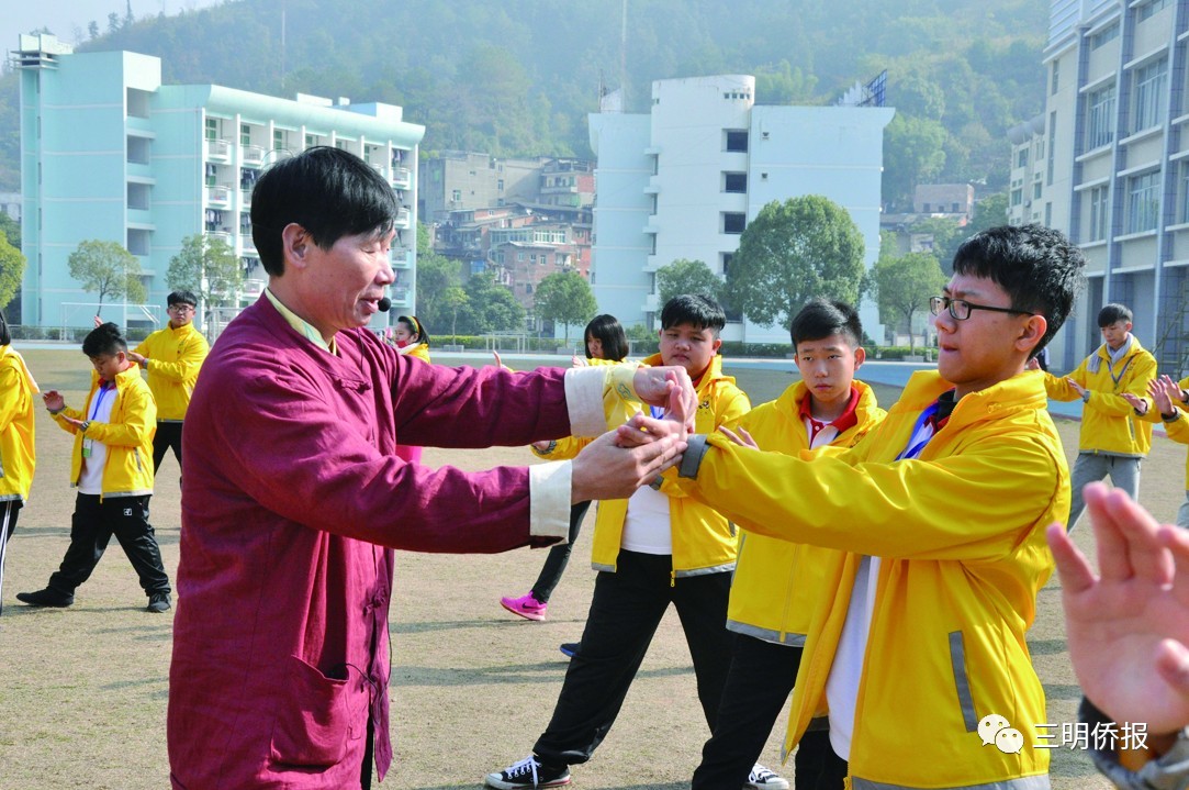 廖允武老师讲授剪纸艺术课开营式现场下面就跟随记者的镜头一起来感受