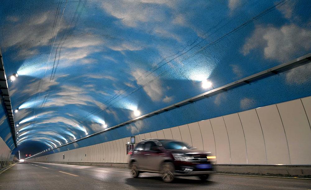 该隧道西起白彭路,穿中梁山,重庆西站编组站后,东接华福大道,金建路