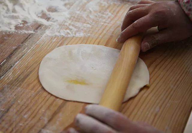 是汉阴名炕炕馍师傅的专利 油酥制作的好 饼子才能酥脆喷香 耐贮藏不