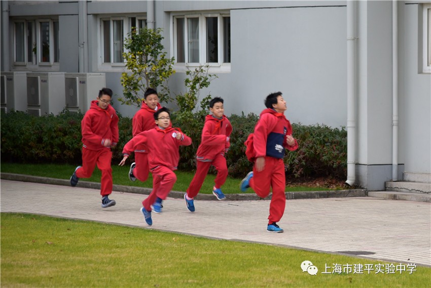 学生发展上海市建平实验中学进行紧急疏散演练和颁奖活动