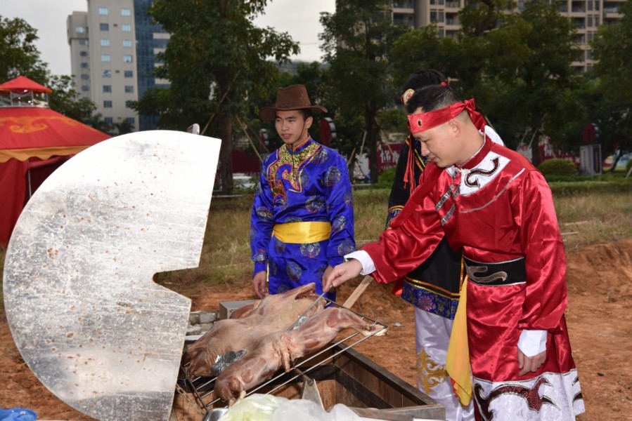 烤肉,听蒙古族人讲述传奇般的草原故事,在蒙古包外,骑上骏马美拍一番