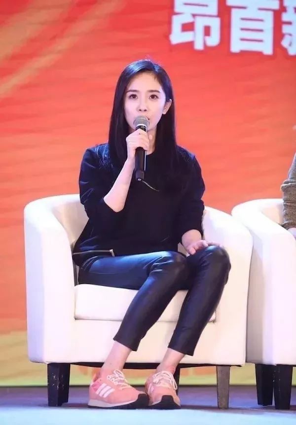 杨幂穿着阿迪达斯运动鞋出席中国电影新力量论坛.