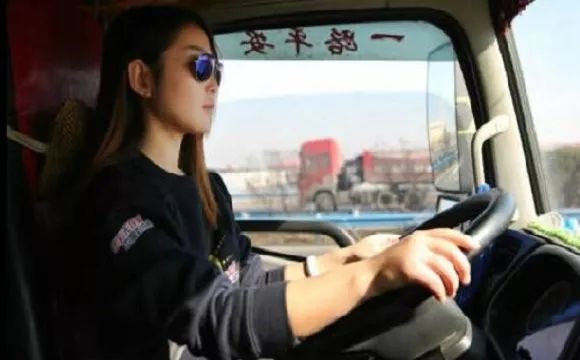 90后美女跑运输:开18米长大卡车 已安全行驶120万公里