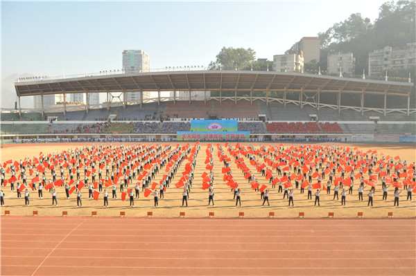 市二中1200余师生参加市第37届 中小学(中职)田径运动会开幕式 大型团