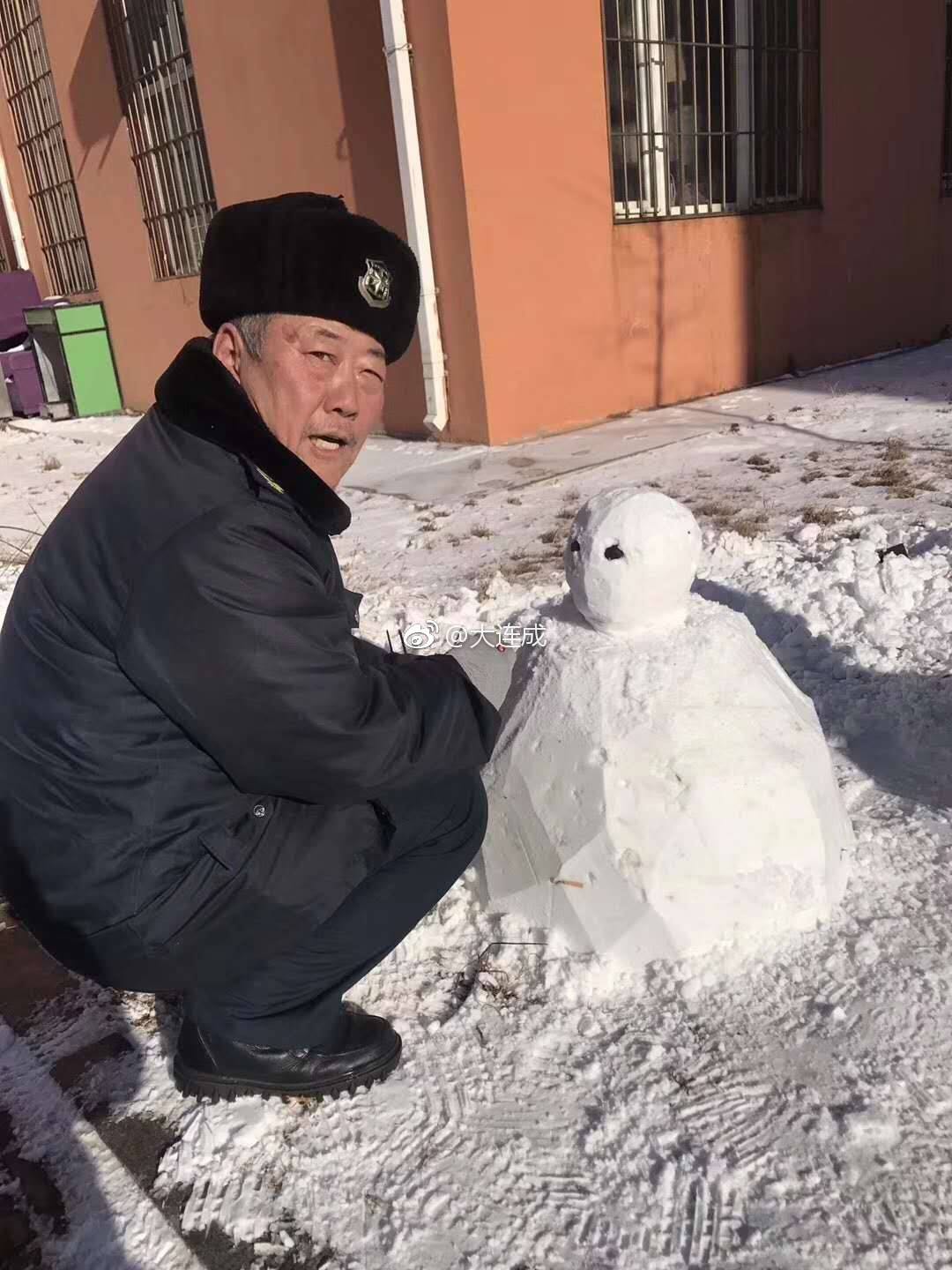 学校宿管大爷亲自上阵堆雪人 网友赞:被门卫耽误的艺术家