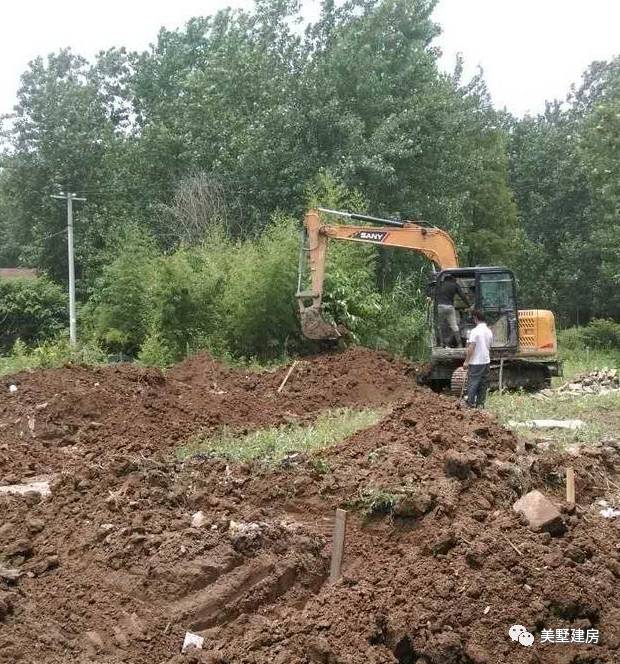 地基选用条形基础,现在比以前好了,以前都是人工挖,现在挖掘机挖地基