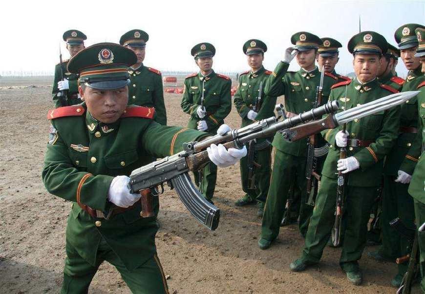 军事 正文  1,中国81式刺刀,这款我国独有的,有着令人生畏的四道血槽