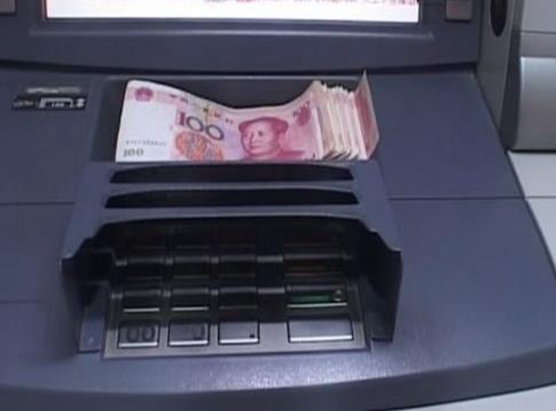 2017年7月12日,石惠惠盗用他人遗忘在atm机内的银行卡,支取现金一万元