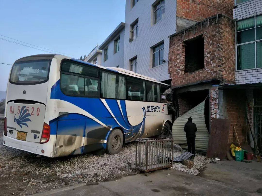 气温骤降,道路结冰,萍乡数十辆车接连栽在了这个地方!