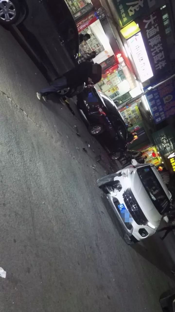 汽车 正文 附近街坊称这天路很久都没有发生过这么严重的交通事故了.