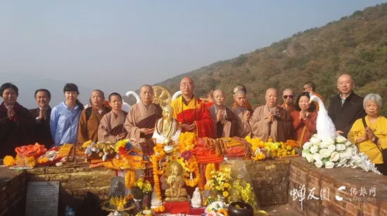 灵鹫山佛陀说法台前合影牧羊女塔合影菩提伽耶·金刚座旁合影鸡足山