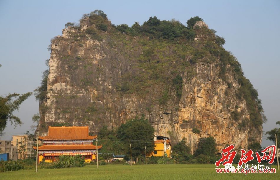 主要是有十三座石灰岩石峰在平川绿野兀然拔地而起而得名,十三座山峰