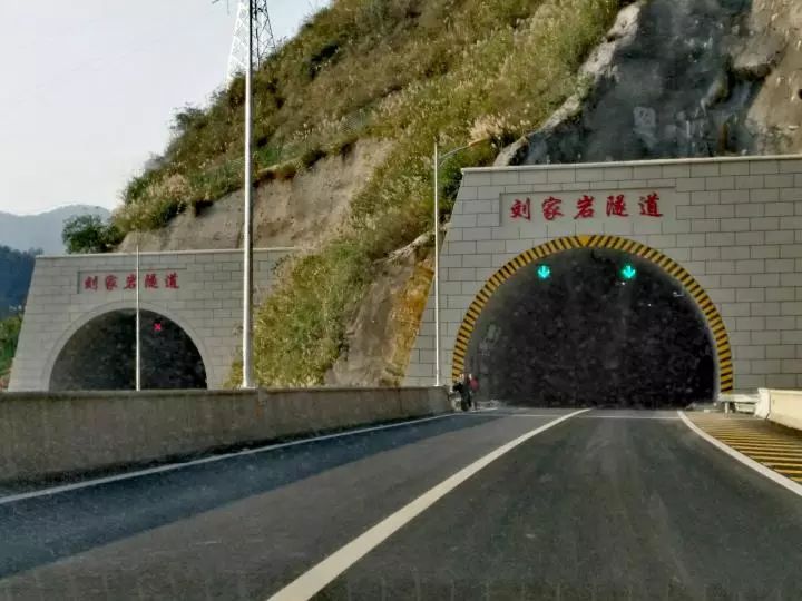 万利高速万州段桥隧比高达54来看看这些穿山越岭的隧道