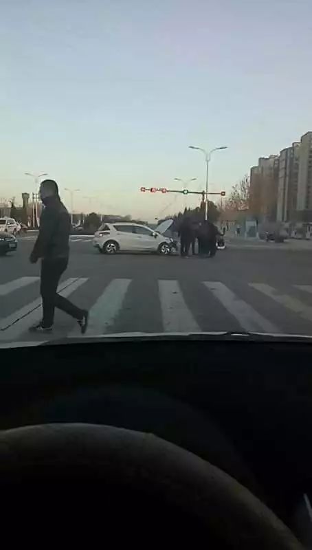 今天,在河津华兴路与万春街十字路口发生一起车辆碰撞!