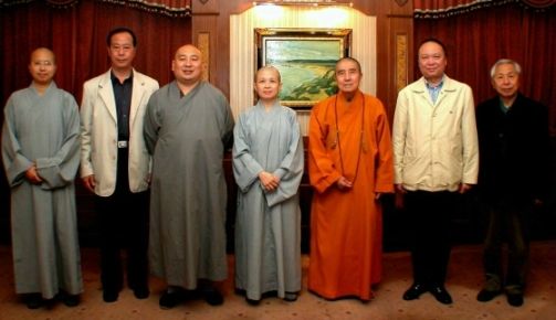 天津挂甲寺住持释演龙大禅师法驾莅临电影观世音菩萨传说发布会现场