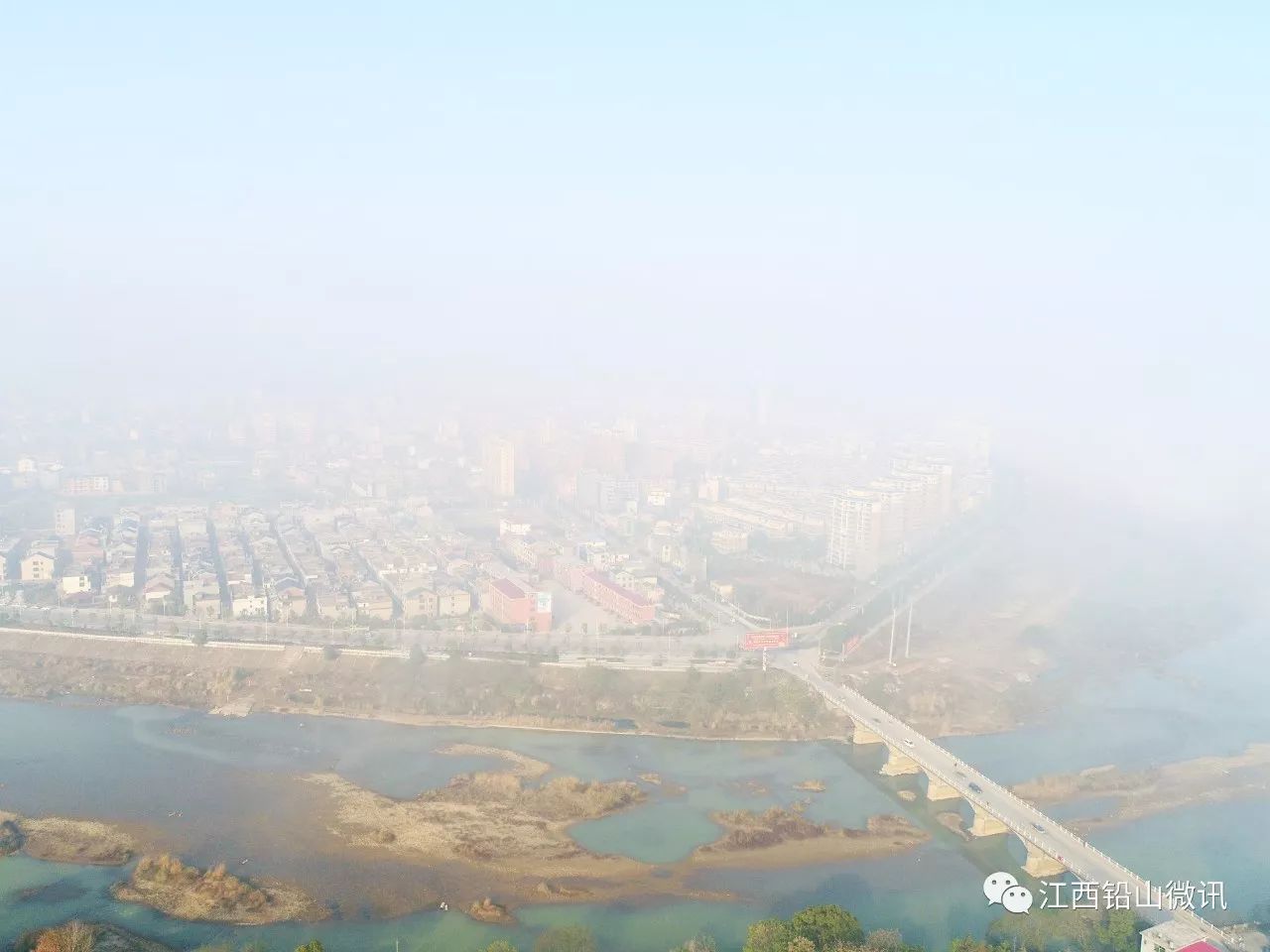 12月19日清晨,铅山县城河口镇出现大雾天气,能见度不足百米,在大雾的