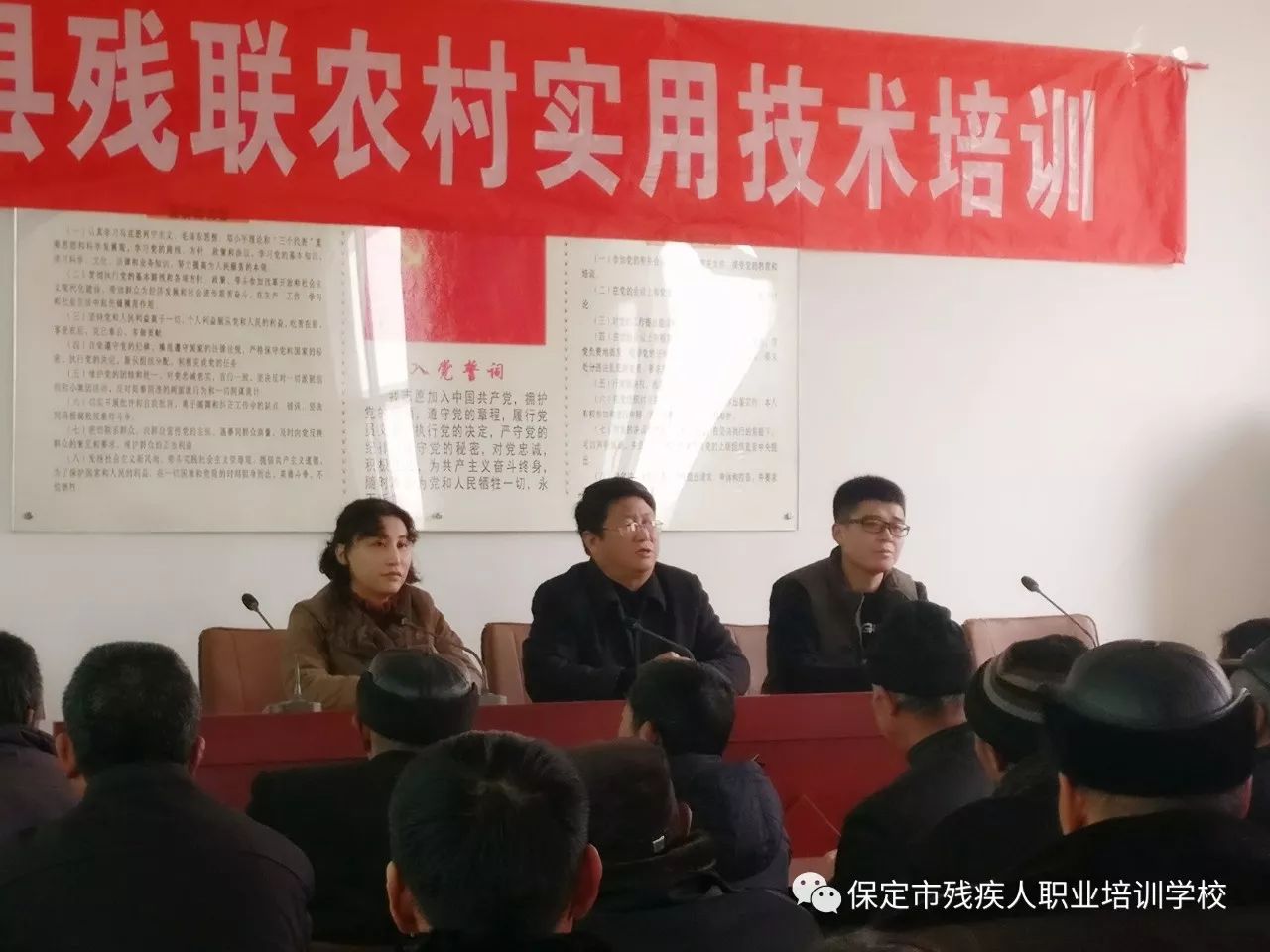 曲阳县残联理事长朱建章(中,保定市残疾人培训学校校长张静(左)