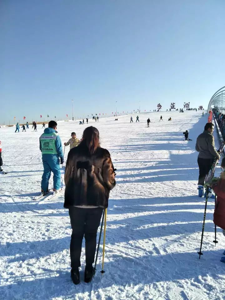 巴彦淖尔市多蓝湖滑雪场盛大开业