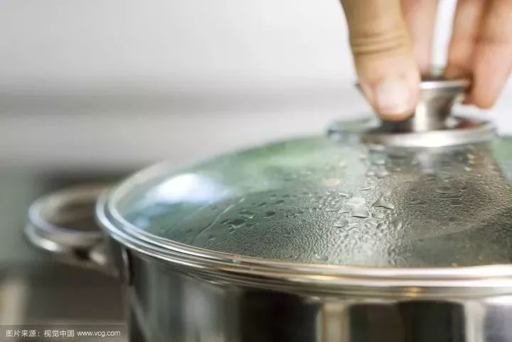 往下看~ 1 水蒸气清洁法 水蒸汽 洗洁精可以溶解油污 让锅盖变得方便