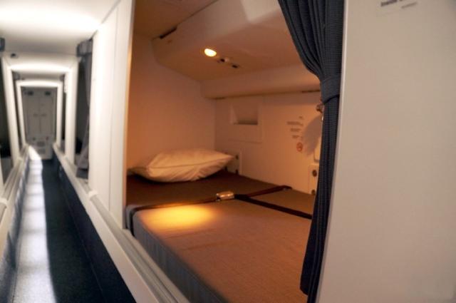 但是不同客机的空乘人员的休息室是不同的,我们来看看豪华休息室长