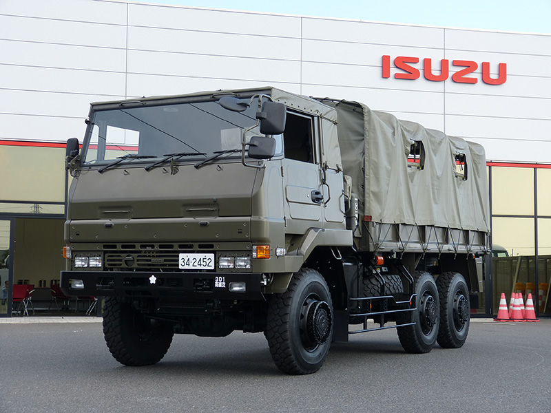 日本陆军在2000年代之前并未装备载荷超过5吨的重型军用卡车