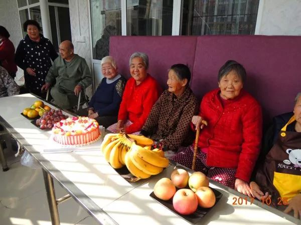 每逢老人生日,院里都会给老人订蛋糕并做长寿面吃,祝愿老人健康长寿!