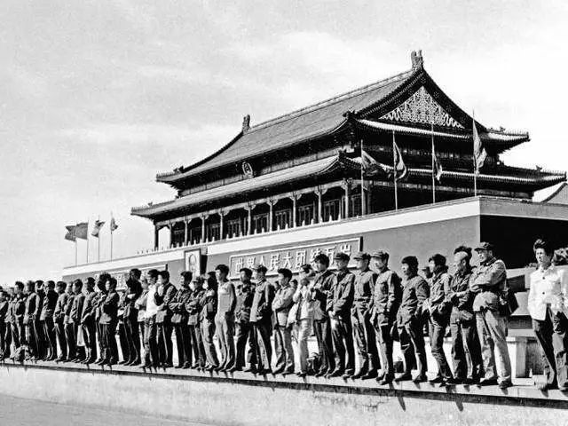 1979年,北京天安门前,时值中国国庆节前夕,民众们站在天安门城楼前,看