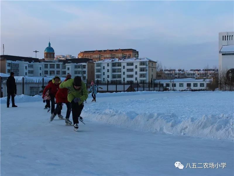 八五二农场小学积极备战管局速滑比赛