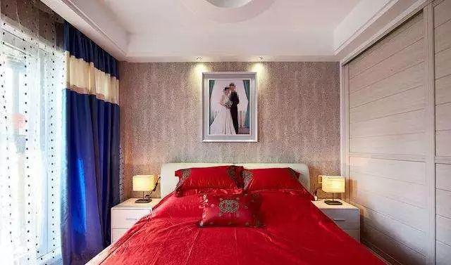 我们先来看下比较常见的用婚纱照做卧室背景墙~ ◆完全裸露的砖头
