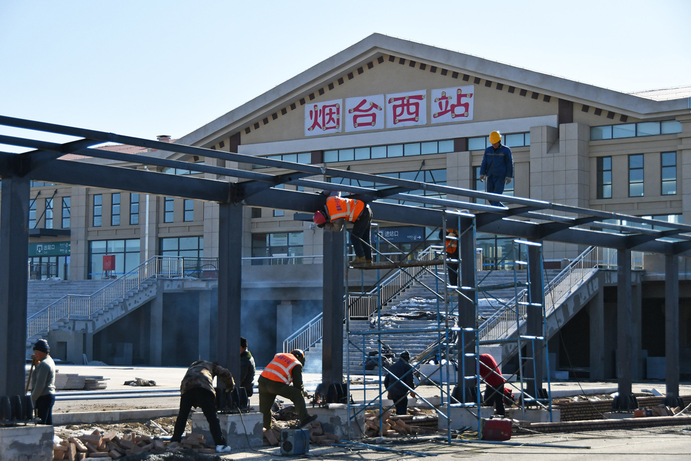 龙烟铁路起点为大莱龙铁路龙口西站,终点为蓝烟铁路珠玑站,全线共设13