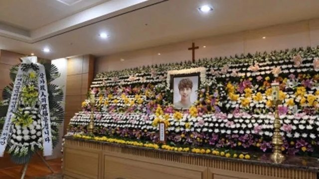 金钟铉灵堂开放粉丝吊唁,愿天堂里没有工作的抑郁.