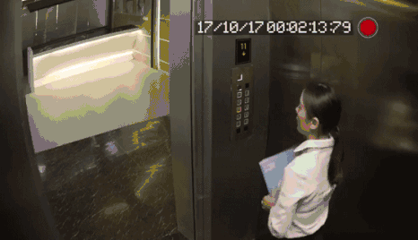 这位女士坐电梯上楼,在门关闭的瞬间