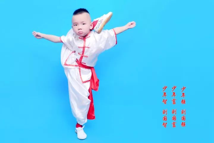 杨佳鹏有一个梦想,他想成为成龙那样的武打明星,想要把中国武术发扬